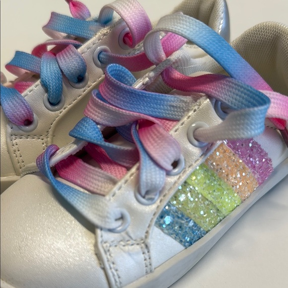 White and Pink Casual Sneakers with Sporty Aesthetic - Picture 3 of 4